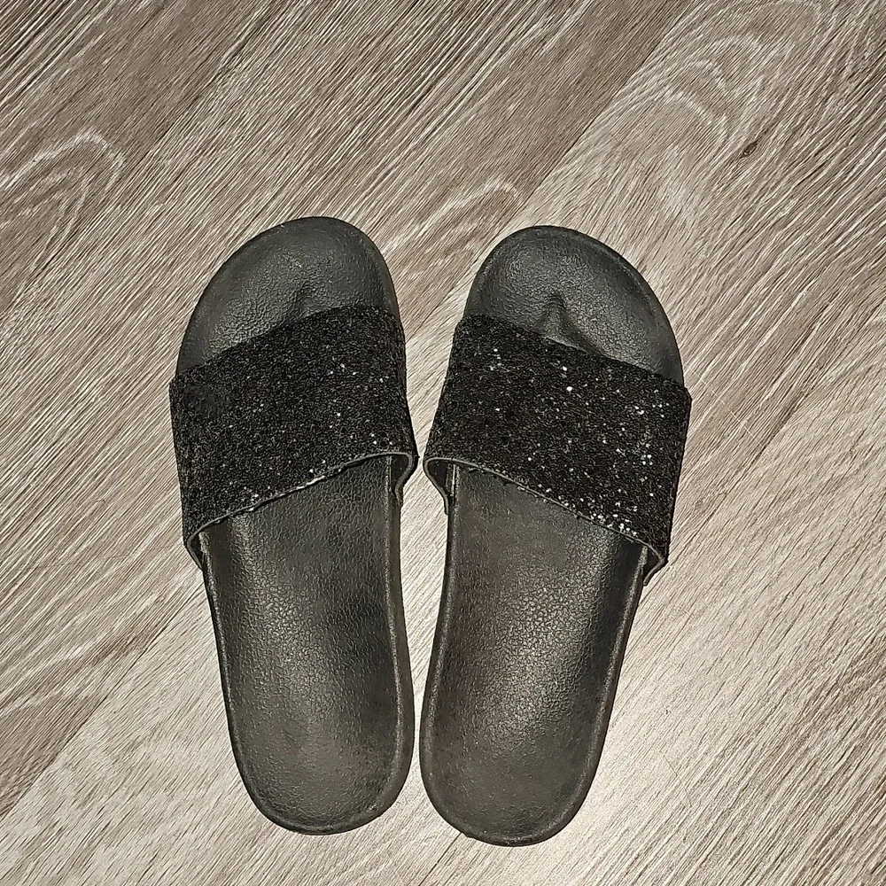 N/A stylish black